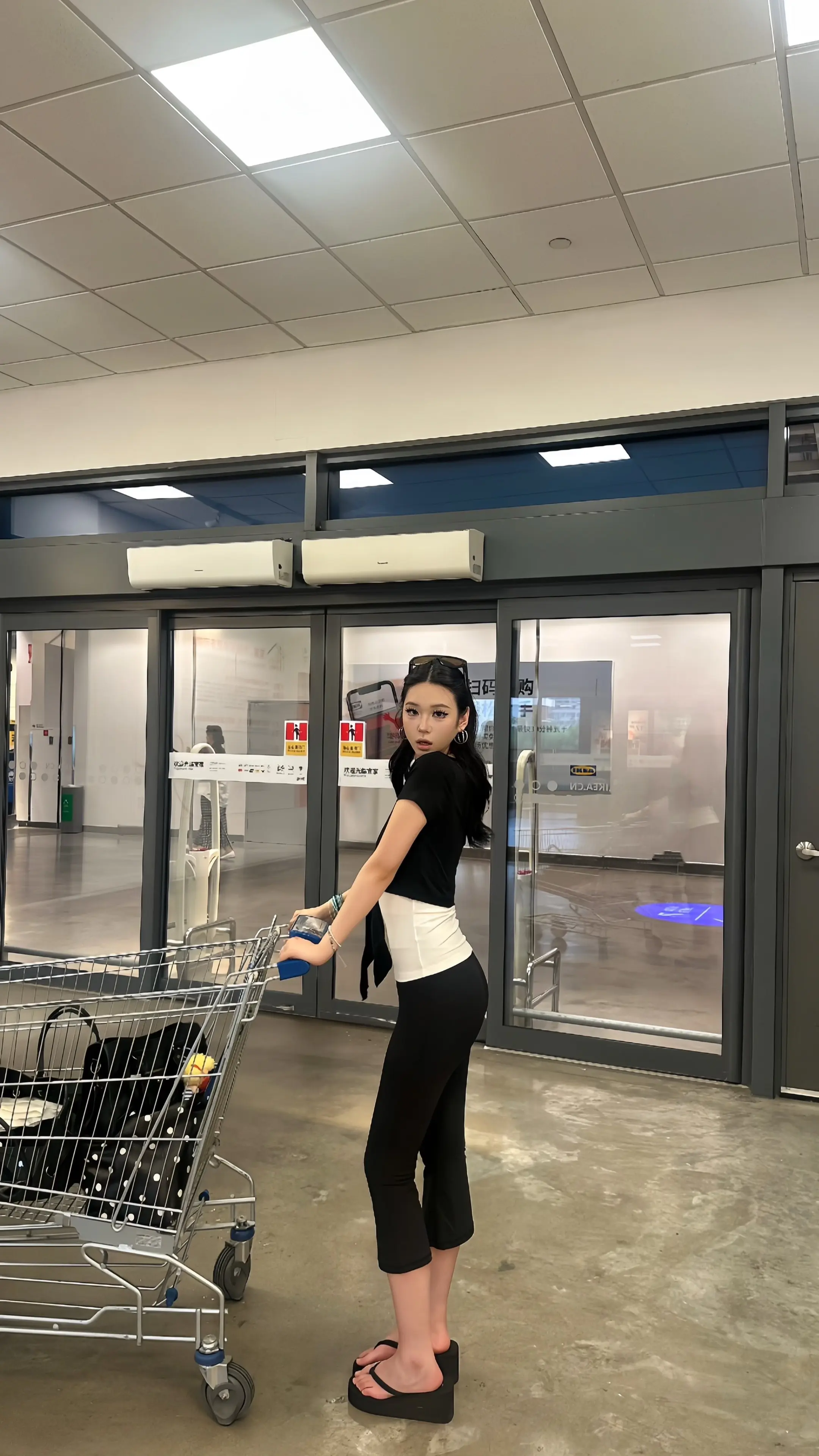 谁坐我眼皮上了麻烦起来一下