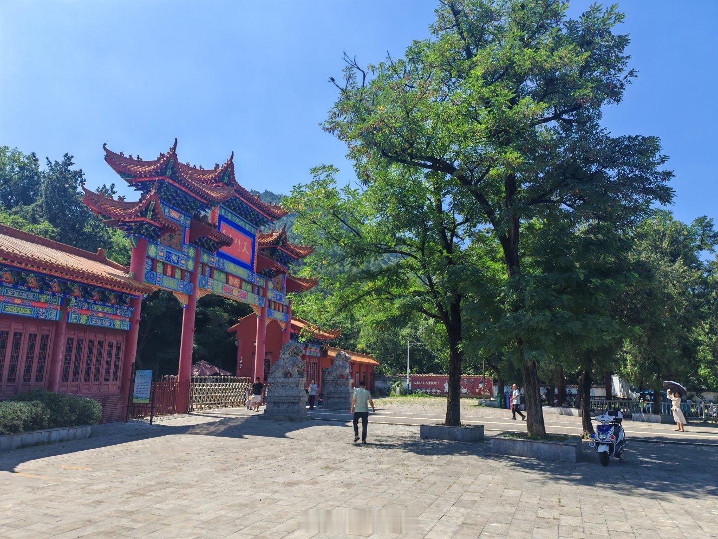 宿州同城宿州生活手记 天门瀑布坐落天门寺东侧悬崖，水源自山间岩溶泉流。旱季水流纤
