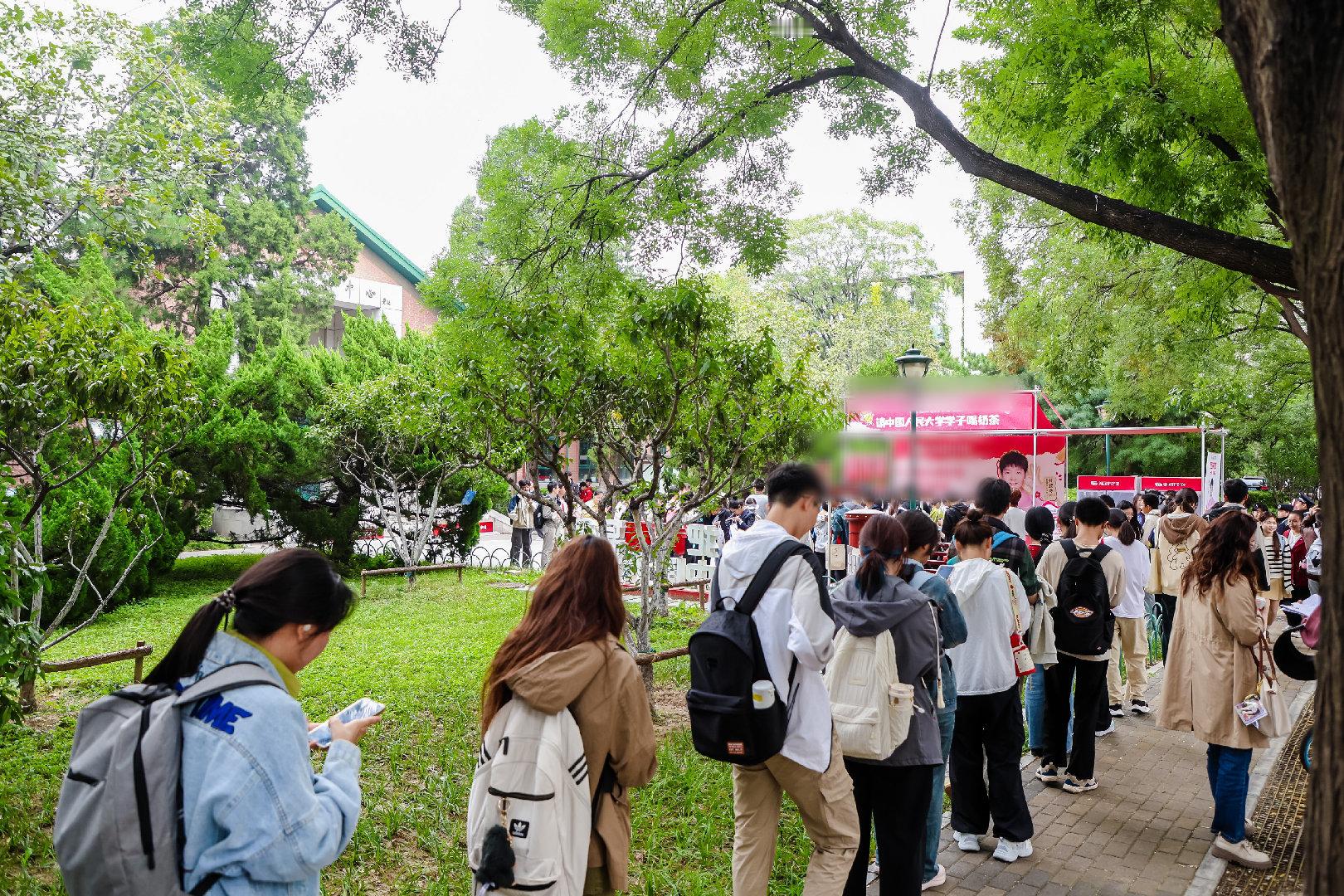 人大全体学生喝上免费奶茶了这是什么霸总文照进现实啊！人大学生只是走在校园里就喝上