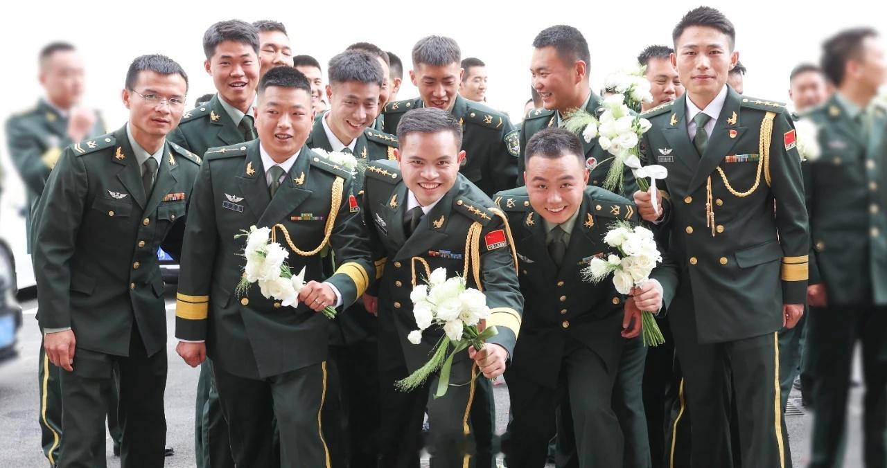 #军恋[超话]#此身为国，此心为你这是军婚忠贞的誓言祝愿这些新人在未来的道路上执