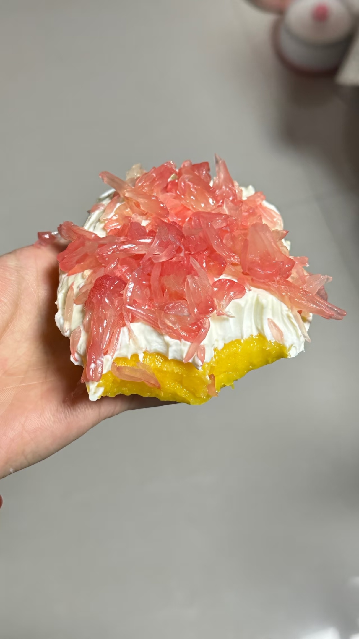 发现固体杨枝甘露的人简直吃商极高啊！手掌大的芒果➕干噎酸奶➕柚子粒➕爆爆珠，简直