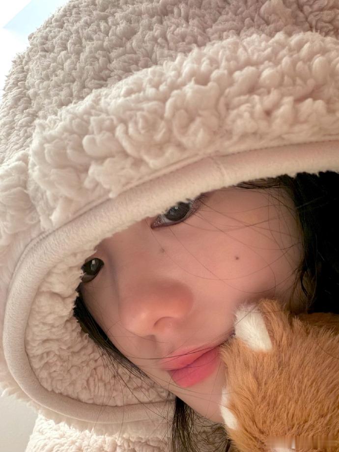 刘浩存小猫塑 刘浩存小猫塑真的太萌了，水汪汪的大眼睛看得我心软软，谁能不喜欢刘浩