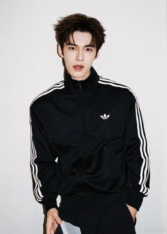 何与满分阿迪男 何与这身阿迪穿搭太适合拍立得了，胶片质感加持，少年气息藏都藏不住