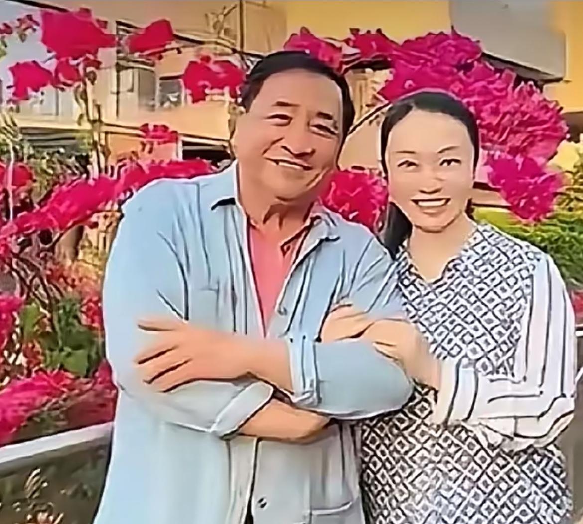 姜昆与46岁女儿姜珊在豪宅前的一张留影。女儿姜珊如今主要在北京生活，偶尔也会去国