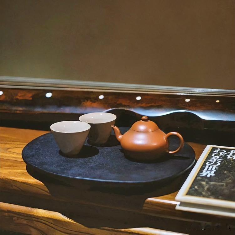 不是这杯茶让你静了下来
而是你内心的山水
借着这杯水，终于看见了倒影

 晒出你