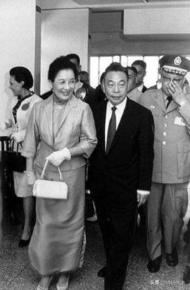 1975年4月5日，蒋介石在台北病逝。蒋介石刚去世仅仅半年，只比蒋经国大12岁的