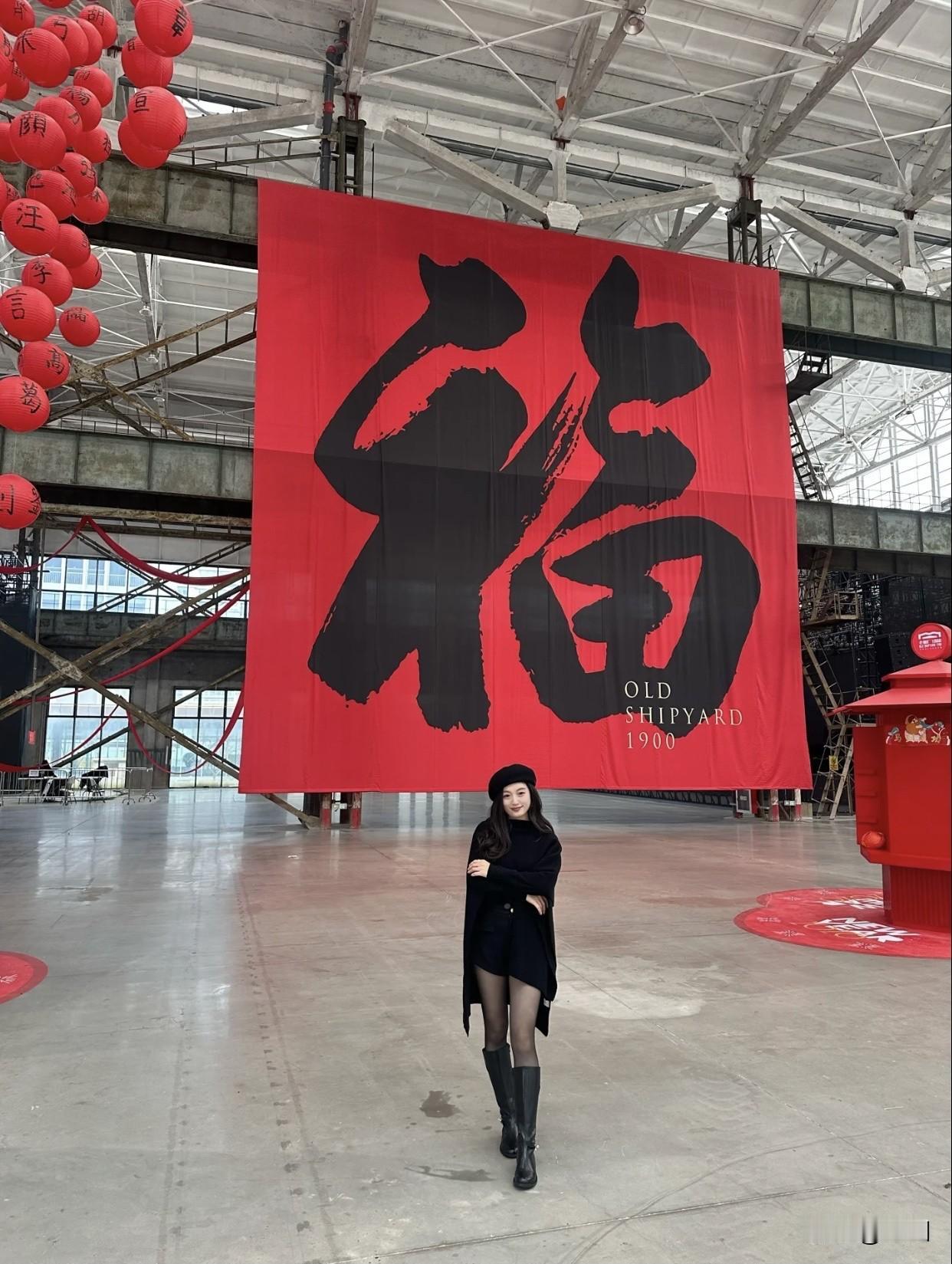 甜美小仙女的穿搭走进艺术殿堂，感受历史的气息