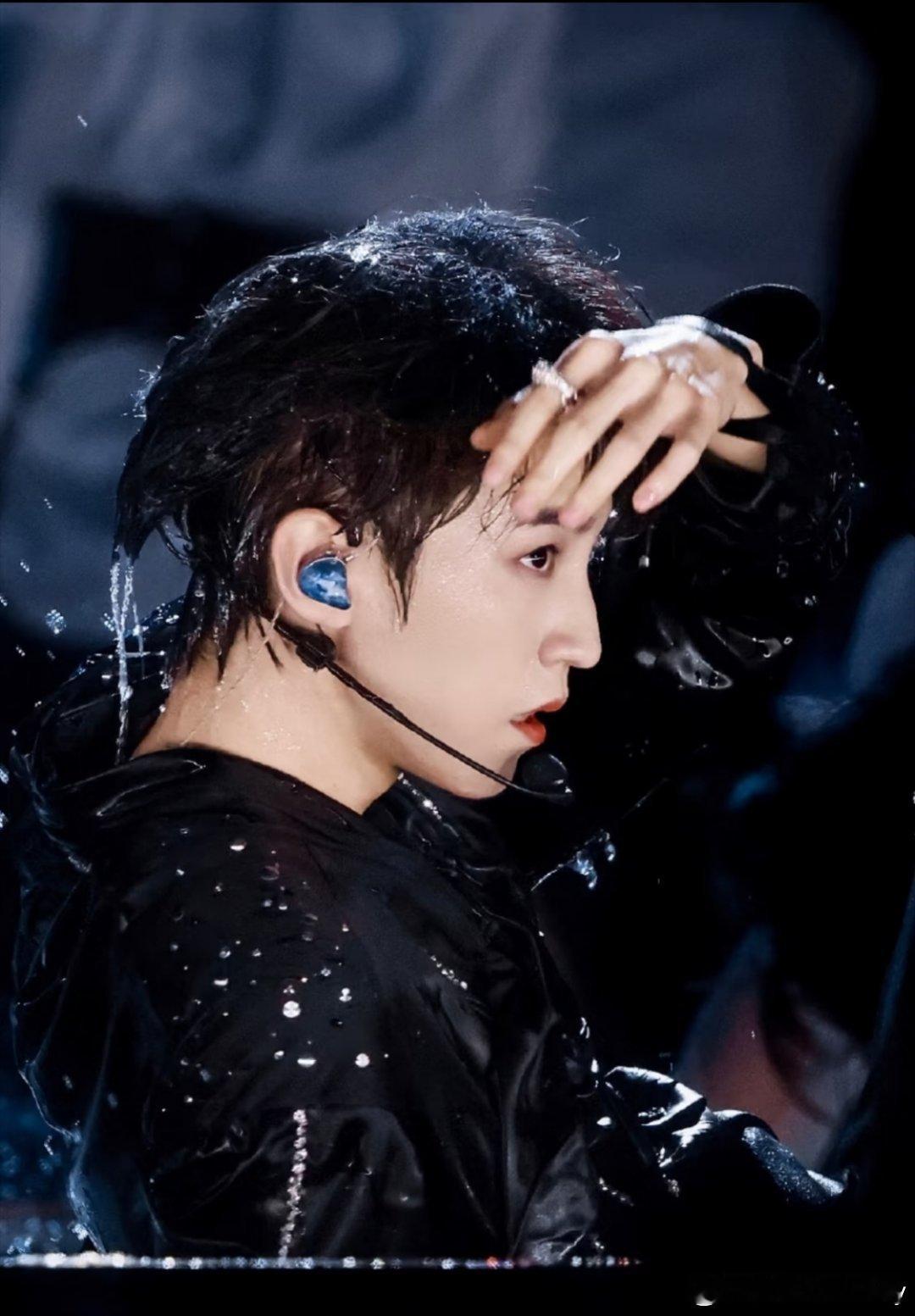 谁是2026跨年晚会天花板必须是凯皇，王俊凯开场即是王炸，轻松拿下26年跨年舞台