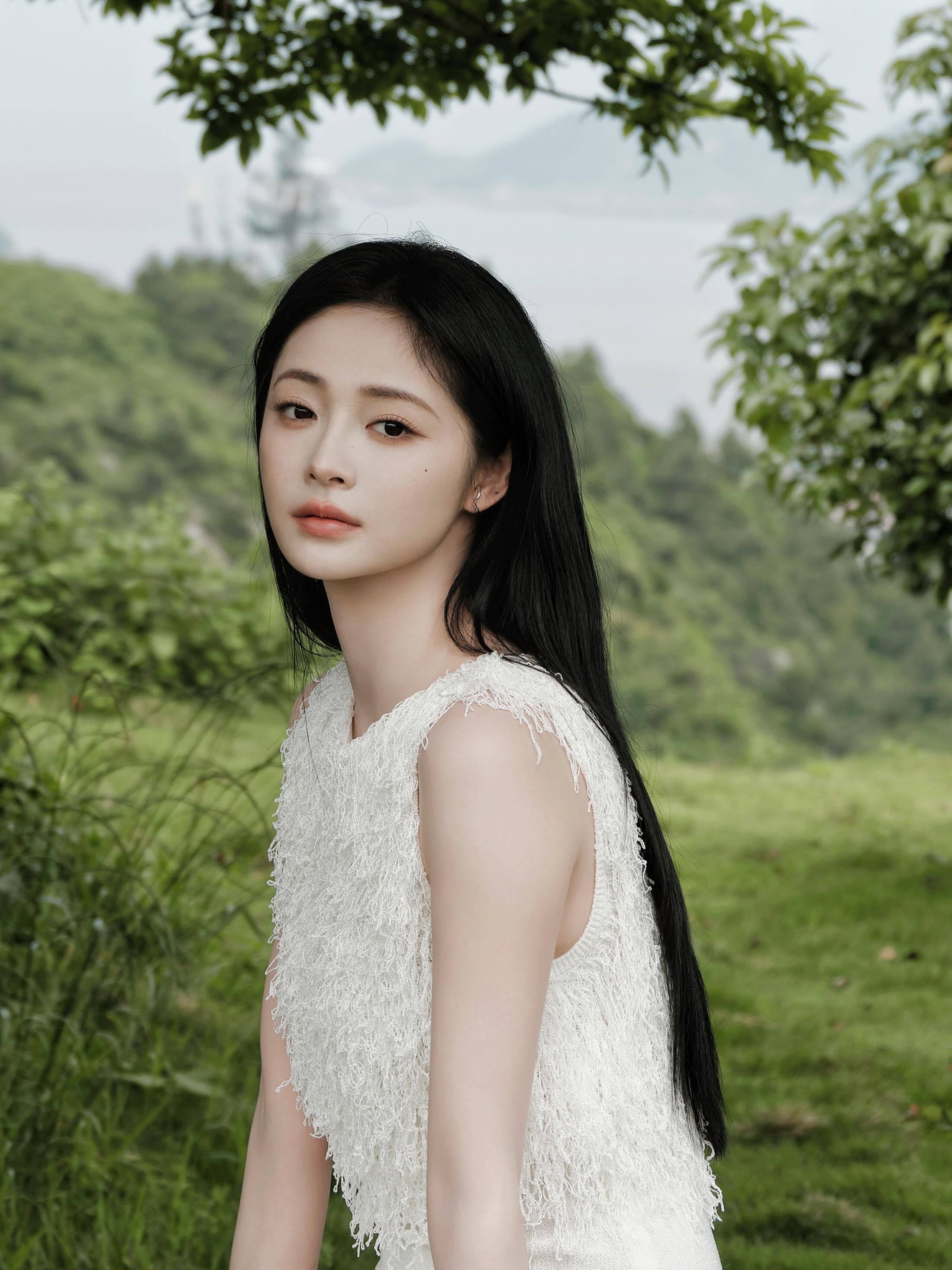 乌发细眉 肌肤白皙 五官标致放在任何地方都是让人称赞的美人儿恰到好处的妆容和景致
