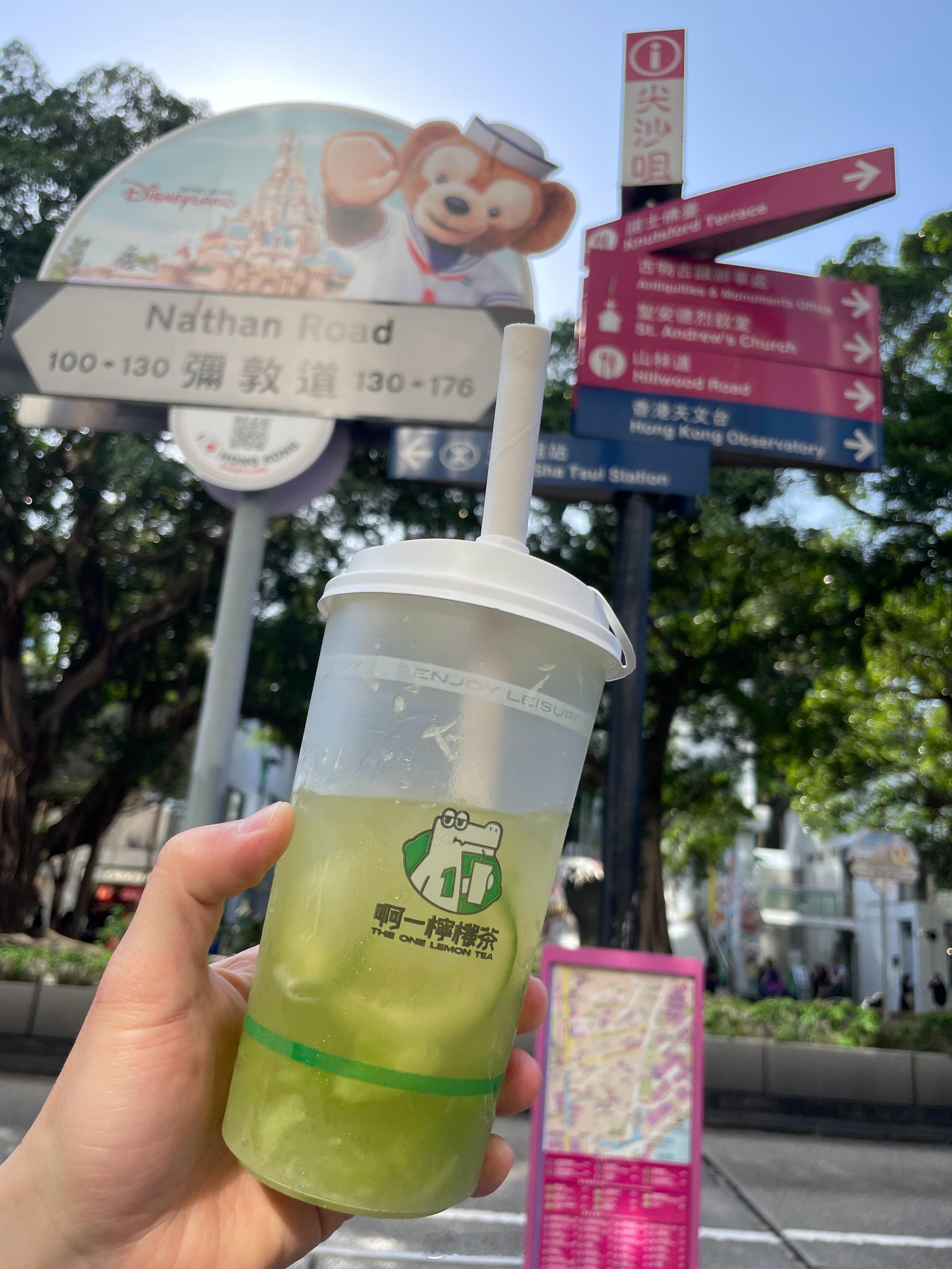 大彬子现在在内地几乎不喝任何奶茶和柠檬茶了，平时都是喝冰美式，除了在香港会稍微放