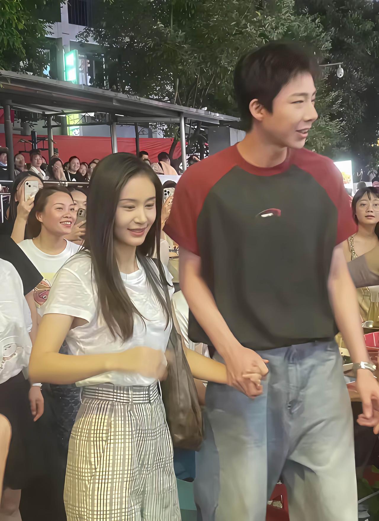 刘宇宁这大高个牵着王子文手的画面，好萌的身高差啊。

王子文的气场一直很足，这次