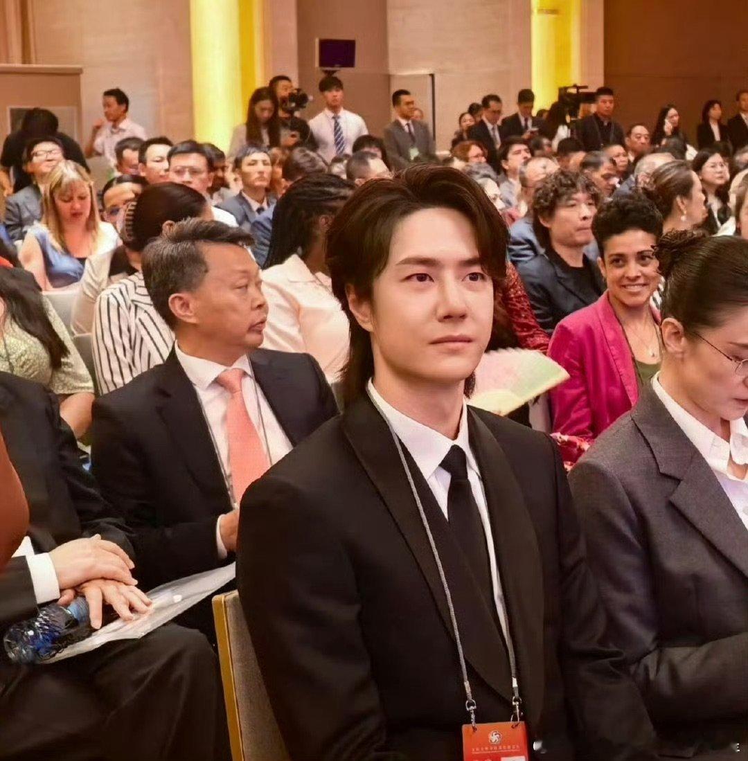 王一博参加全球文明对话会议路透王一博在全球文明对话部长级会议上，身着黑色西装搭白