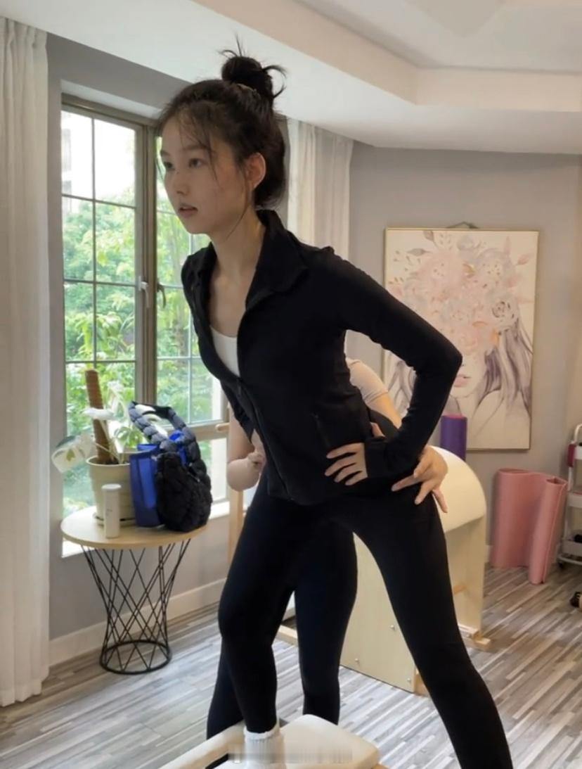谁懂啊  她素成这样居然还能这么美 ​​​