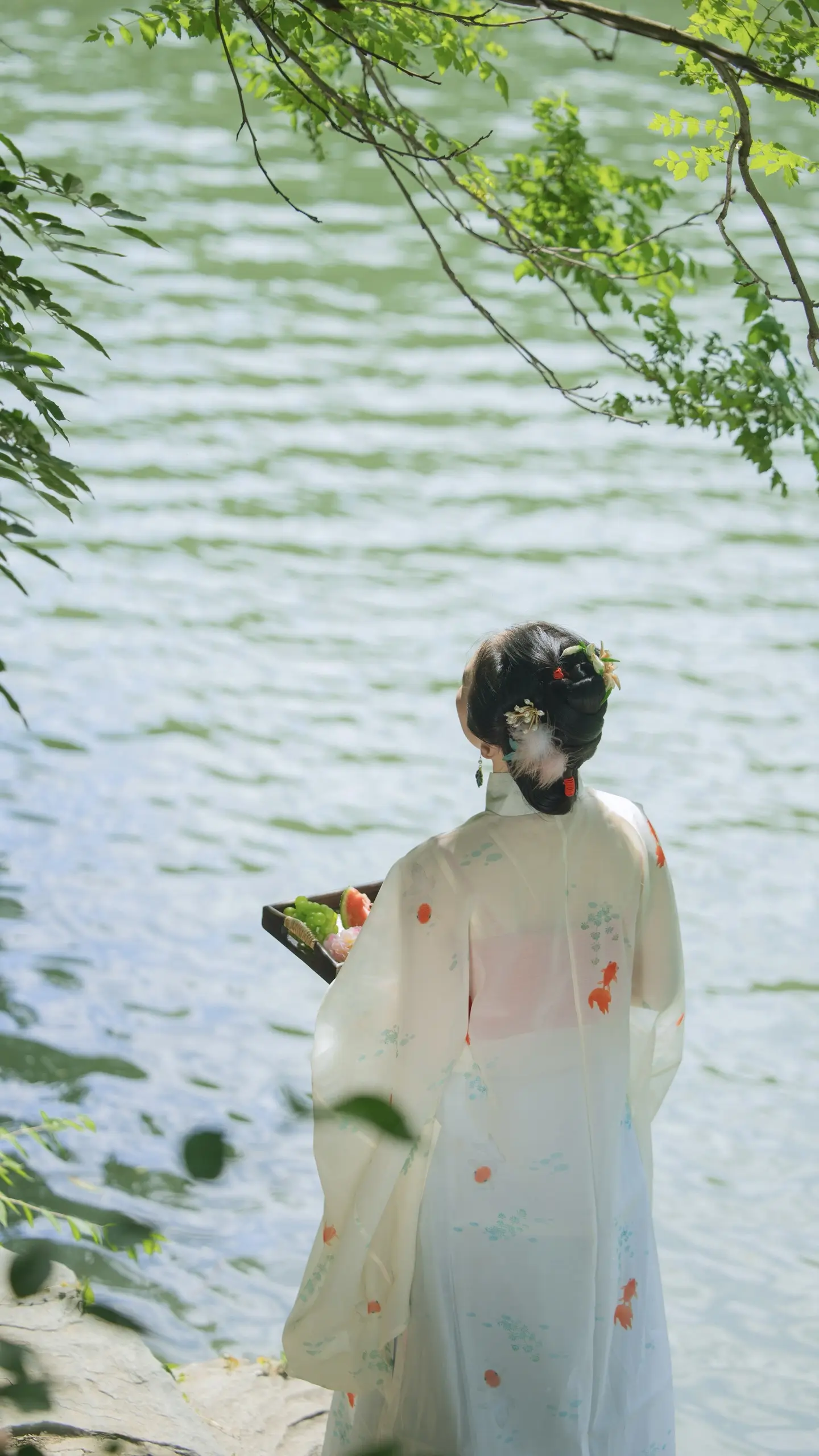 “结庐在人境，而无车马喧”。出镜：关关 有生活感的大明少女盛夏乘凉的一...