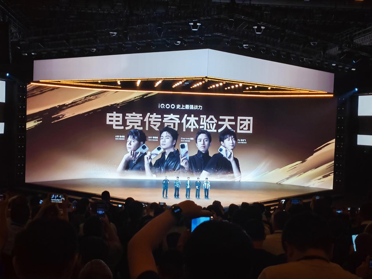 这波定制太狠了！英雄光栅锁屏划开超酷，配件全是王者专属，最惊喜的是那封召唤师的信