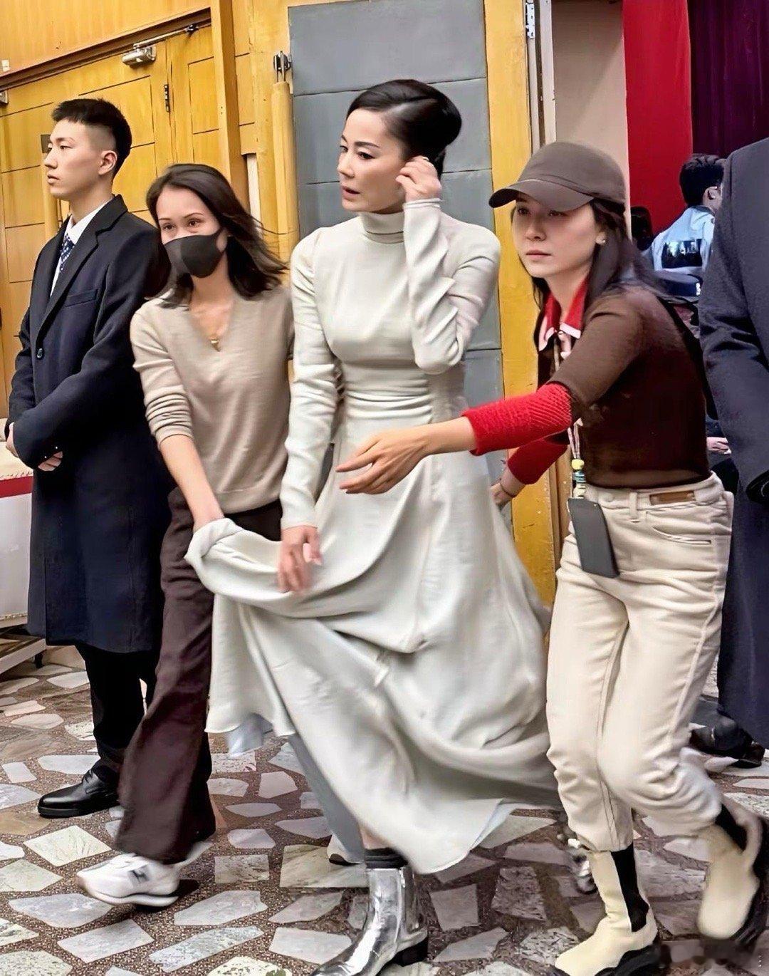 王菲一出场就自带气场，不愧是天后，排面和格调直接拉满！ 