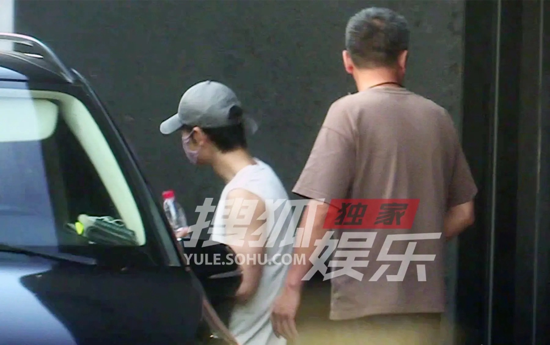 肖战现身舞蹈工作室啊啊啊啊啊是不是演唱会要来了，让我抢到一张可以吗，真诚期待。这