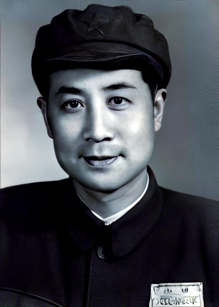 1946年，几个军统特务将发红的烙铁，狠狠烤在一个满身血污的男人身上，而这名叫李