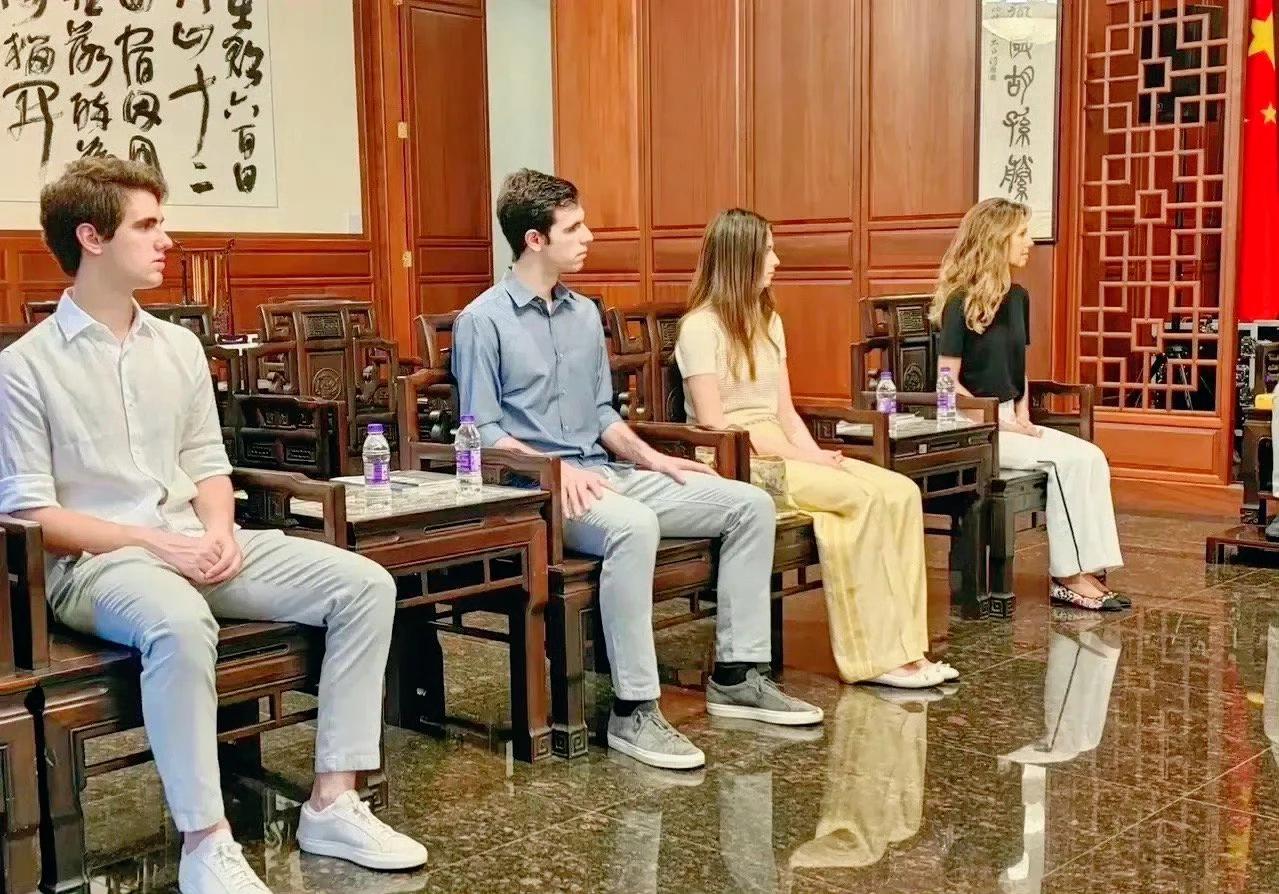 三个子女的坐姿，
完美诠释了什么是家教。
女儿的坐姿跟总统夫人几乎一模一样，安静