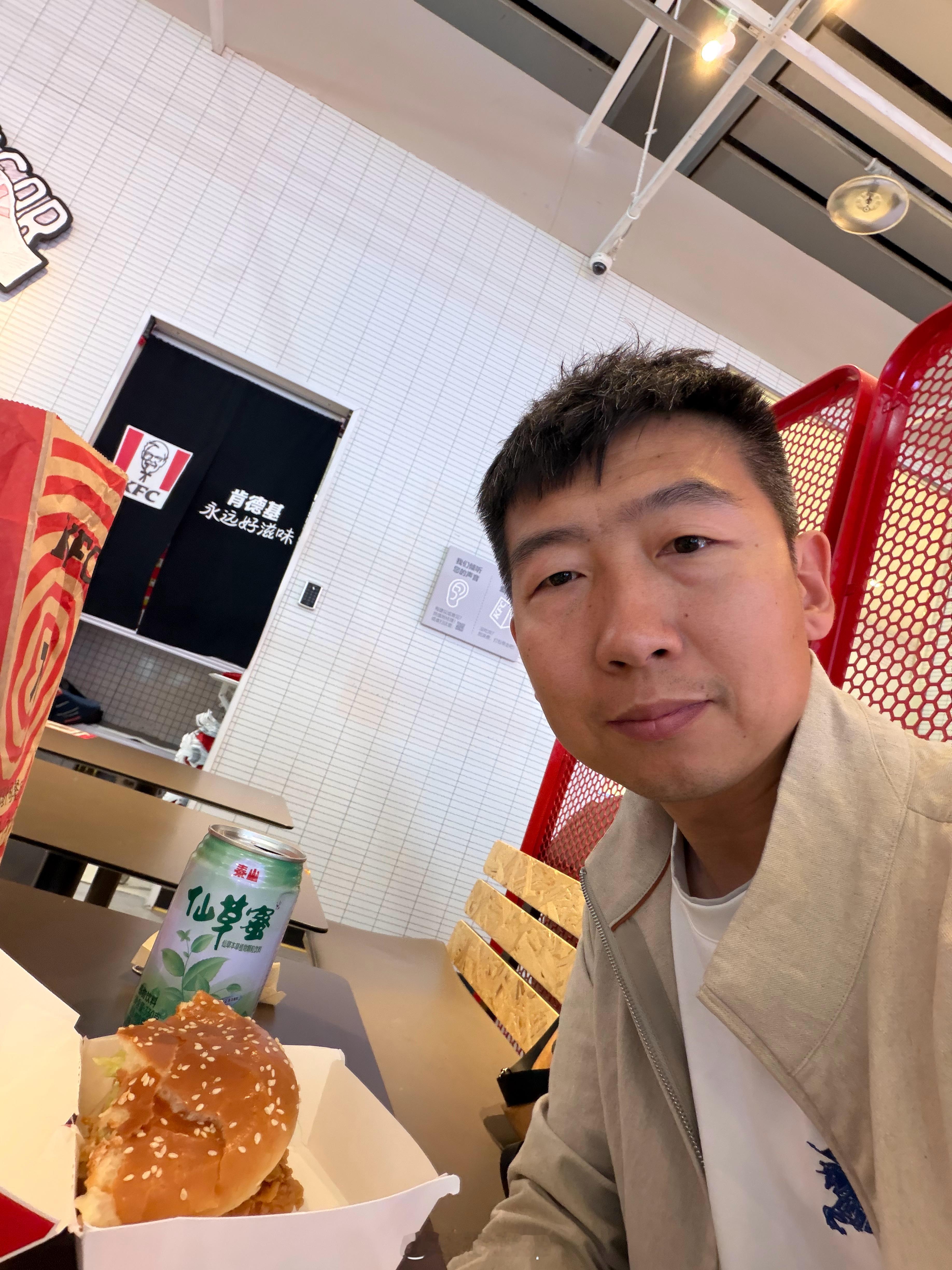 肯德基香辣鸡腿堡配泰山仙草蜜，有人像我一样这么吃过吗？