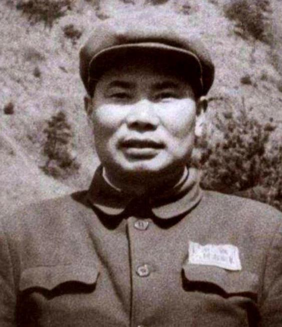 1973年，杨得志下乡探望昔日战友，却见老友重病缠身却无钱医治。地方干部见他面露