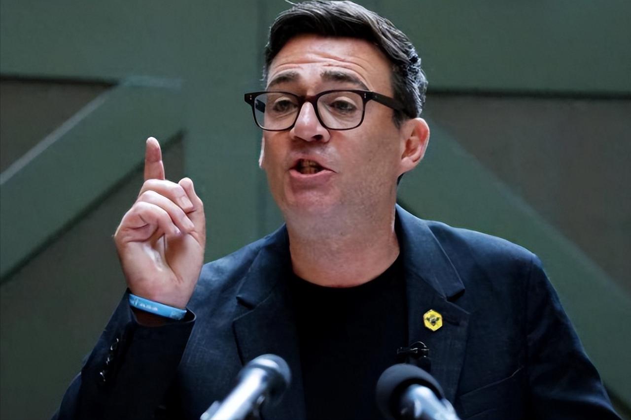 中企提出 10 亿损失索赔才两天，英国新首相就亮出态度，不少人疑惑，上任首把火为