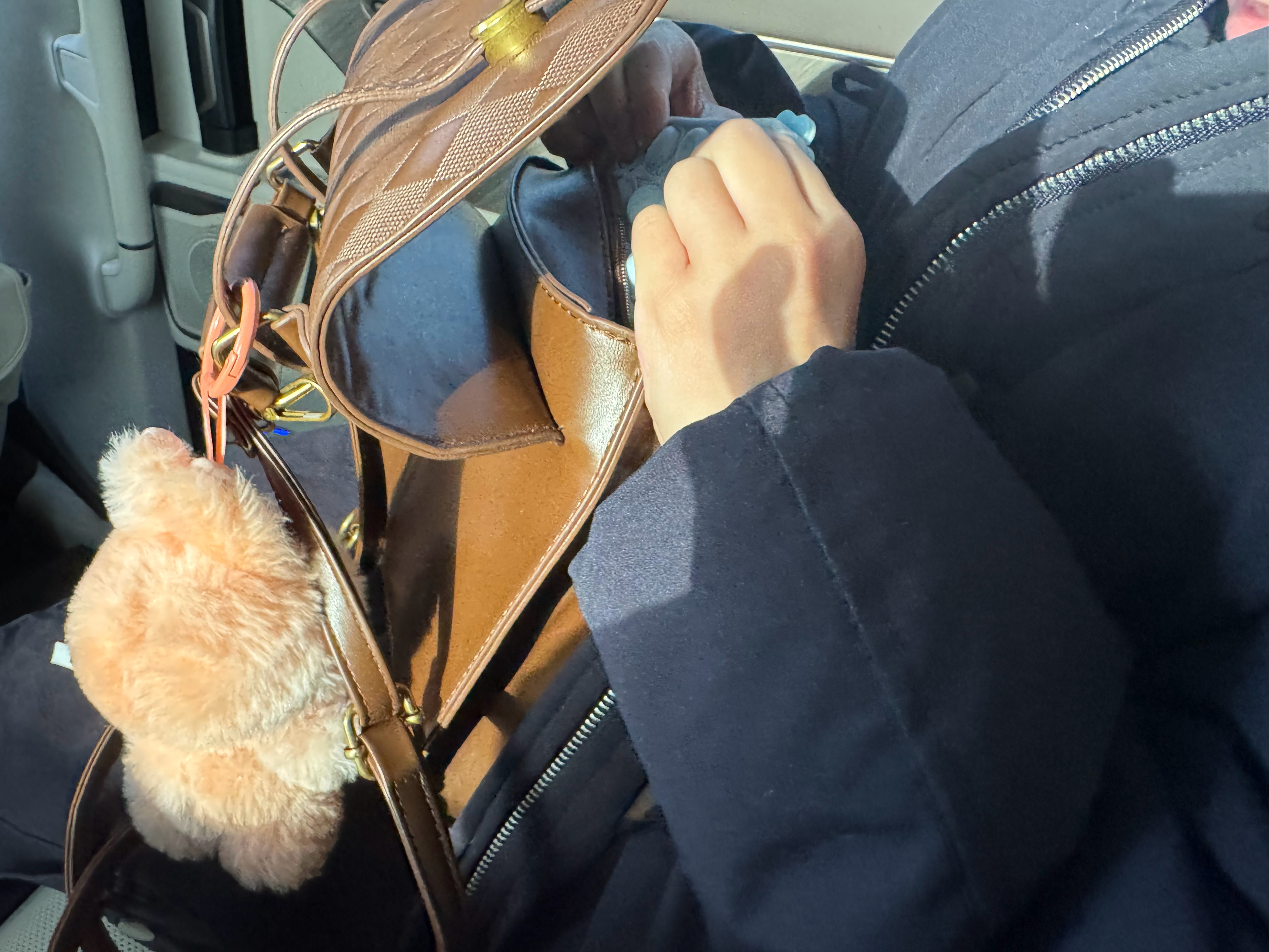 带妹妹去北京见见世面，刚一上车，她竟然拿出了单词机。我想着什么时候这么勤奋好学了