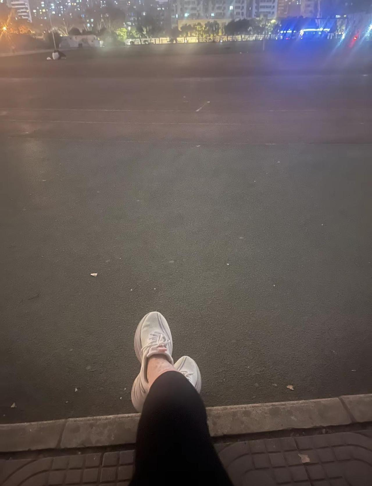 不管是苦是甜 别再纠结 反正又是一年文案情感 跑步治愈一切 跑就完了