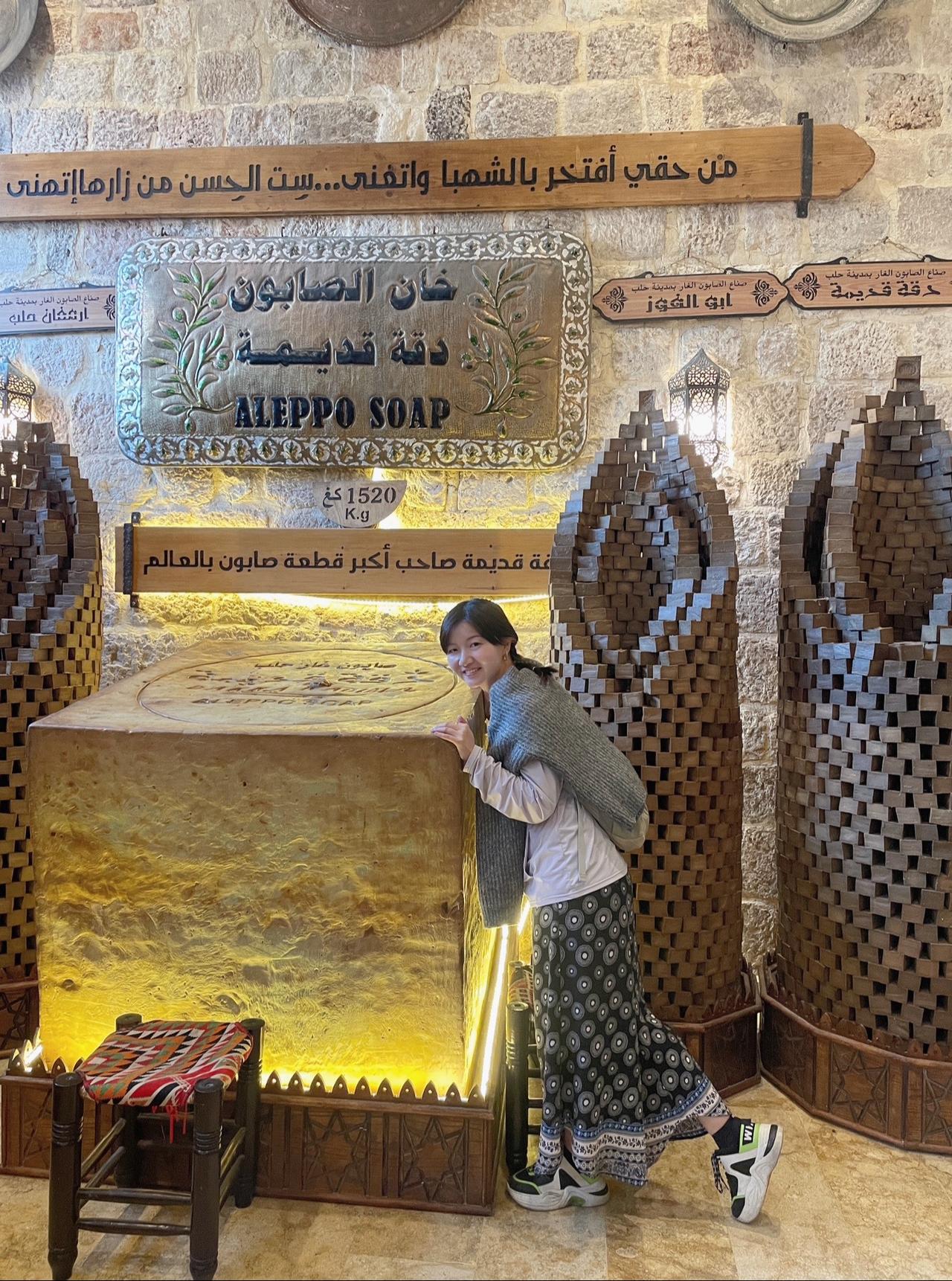 在这个不安定的年代里，已经有两家古皂工厂因为原材料短缺倒闭，以后可能卖一块少一块