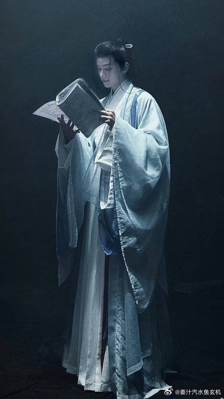 哎诡秘好美，诡秘美的像鬼一样，好美幽幽森森那么一长条，夏天看下来空气都清凉了，男