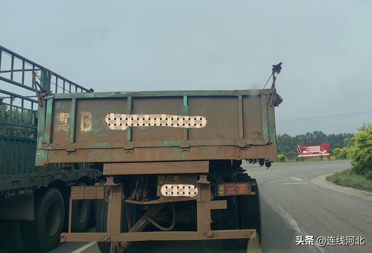 【实拍！滦海公路货车号牌泥污遮挡+锈蚀模糊】7月1日下午，在唐山市滦南县滦海公路