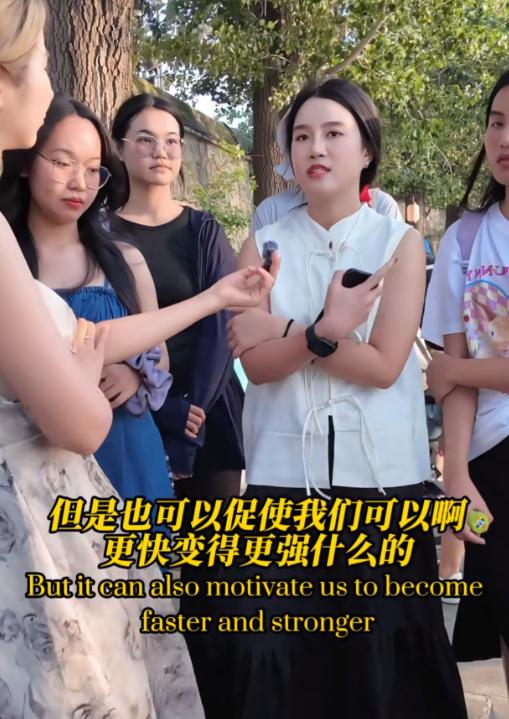 网友感慨：对外大手笔，对内却处处精打细算？
刷博主拍的曼谷国内高校招生展，看完心