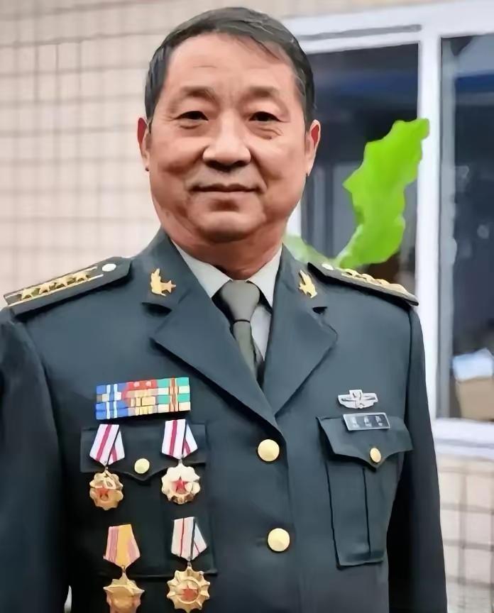 1978年，26岁的副连长刘保健回家探亲，父母催婚催得急，他硬着头皮相亲，却在村