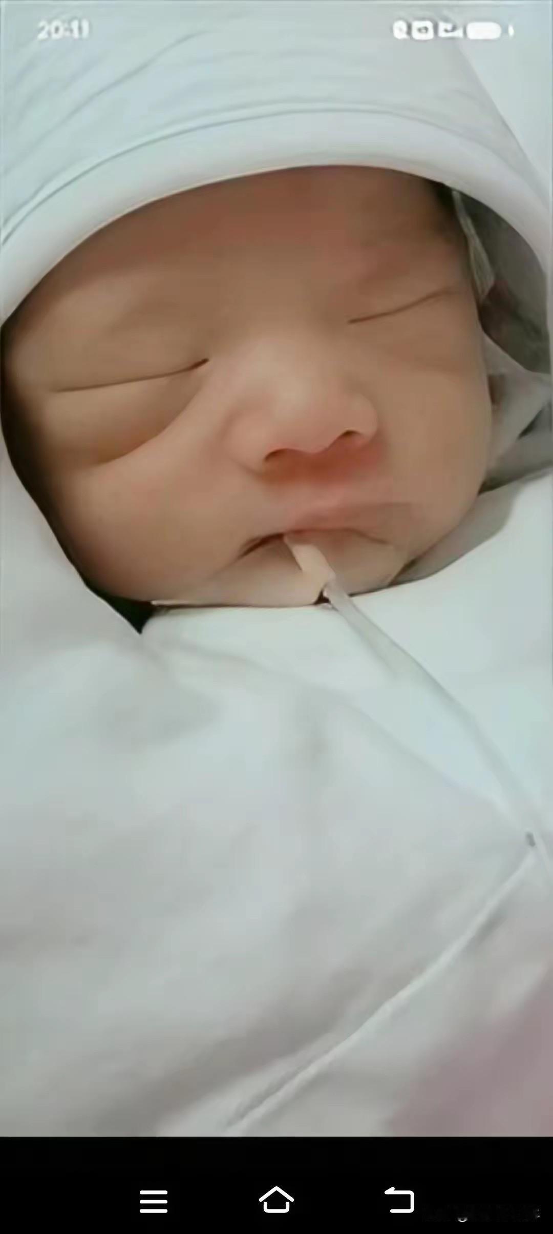 泪目！河南郑州，产房里一个刚出生三天的小男婴不睁眼，不哭不闹，只睡，家里人起先当