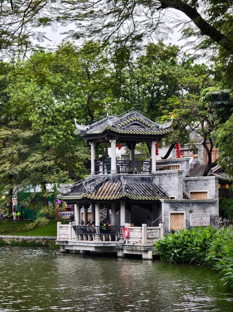 曾仁松《三分钟论坛》

 荔湾湖公园的遗憾

广州荔湾湖公园，是西关的心脏。它的