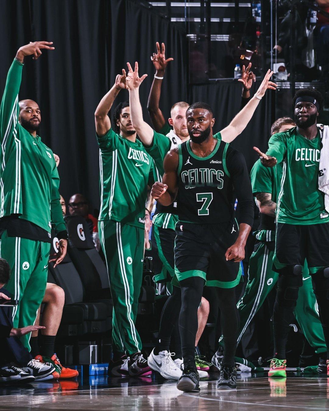 公牛主教练多诺万在谈到杰伦时说：“赛季一开始的时候很多人都不看好凯尔特人，这让我