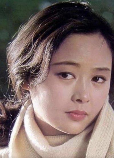 2026年春天，上海一家公证处的走廊安安静静。一位69岁的女人坐在长桌前，把几份