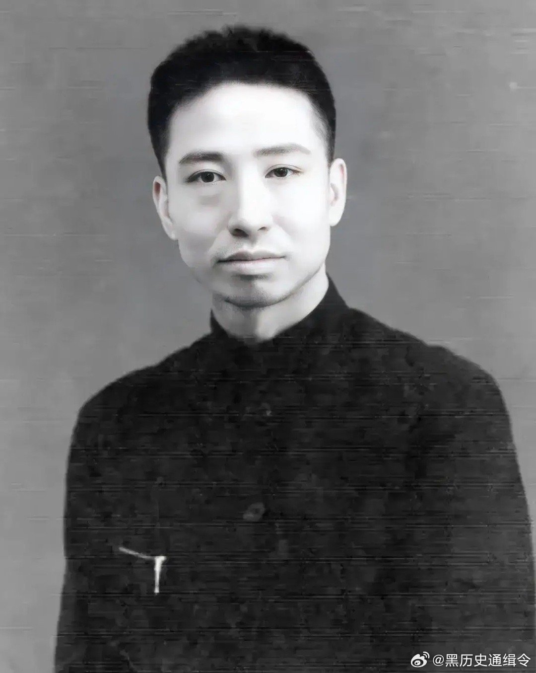 1949年的一天，国民党速记员沈安娜刚刚开完一个机密会议，走出洗手间，从一个男人