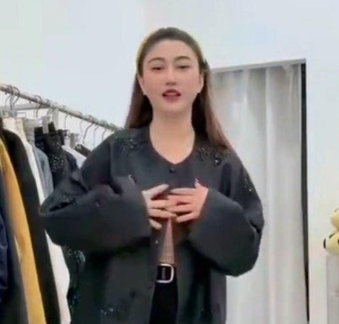 网红王炸姐直播突发疾病离世
 
上一秒还在笑着带货，下一秒痛喊快打120！39岁