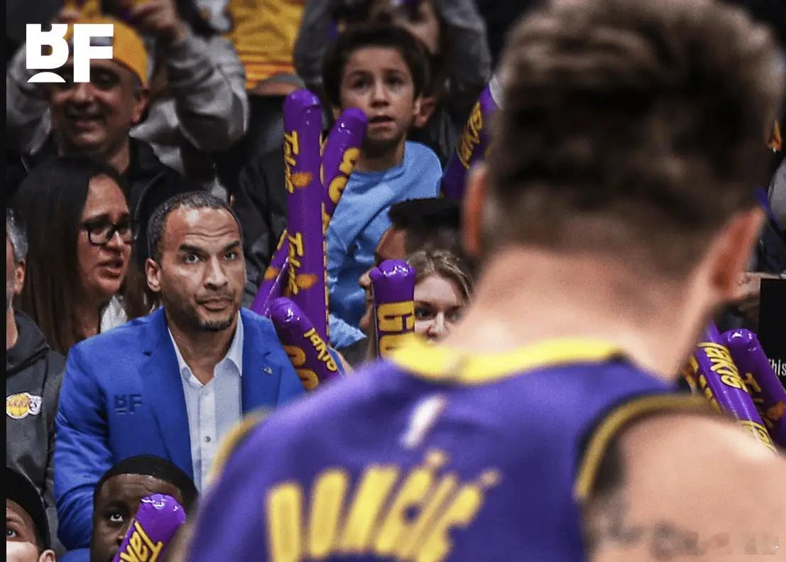 有个大哥，千年初国产电视剧行业神作频出时正值青葱，理想主义赶上行业尖峰的中后期。