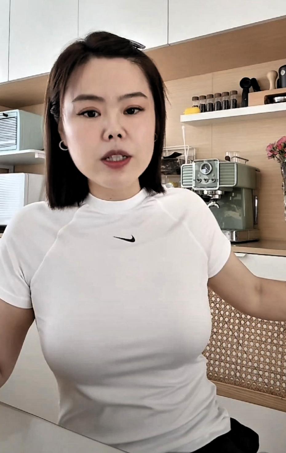 苦茶丹丹香，300买的紧身衣，网上138！
伙伴们，看这衣服嗷嗷显瘦，是去年刚出