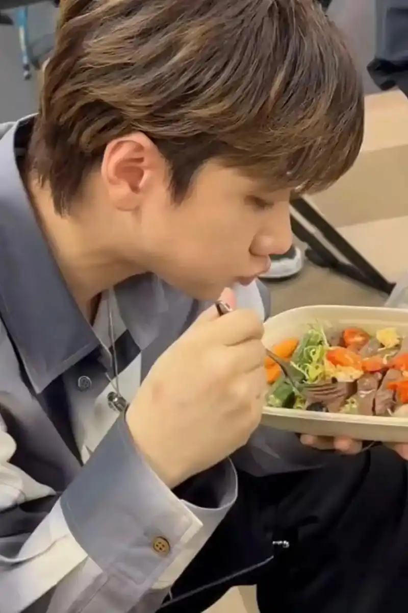 正式成为汪苏泷的吃饭粉看汪苏泷吃饭也太治愈了吧！镜头前吃饭、眼睛发亮的样子，隔着