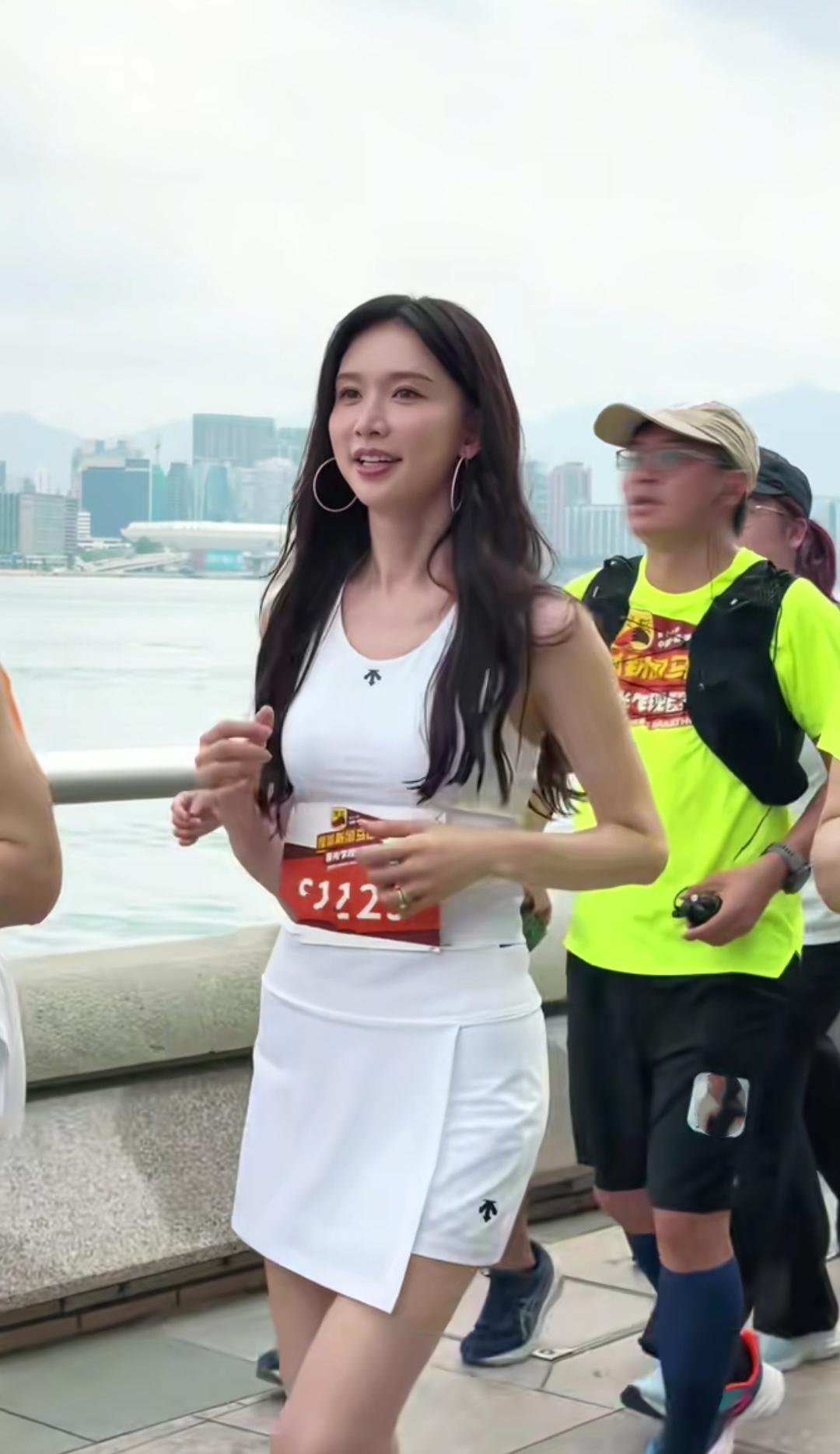 3月26日，
林志玲在香港，
参加搜狐新闻马拉松，
穿着紧身运动衣，
在维港边开