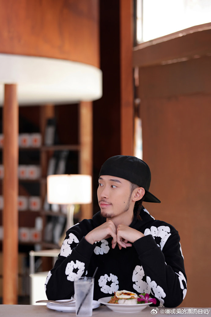 Fezzy被导演说歌词冷冰冰Feezy 说自己生活太规律少了情绪波动，歌词被导演