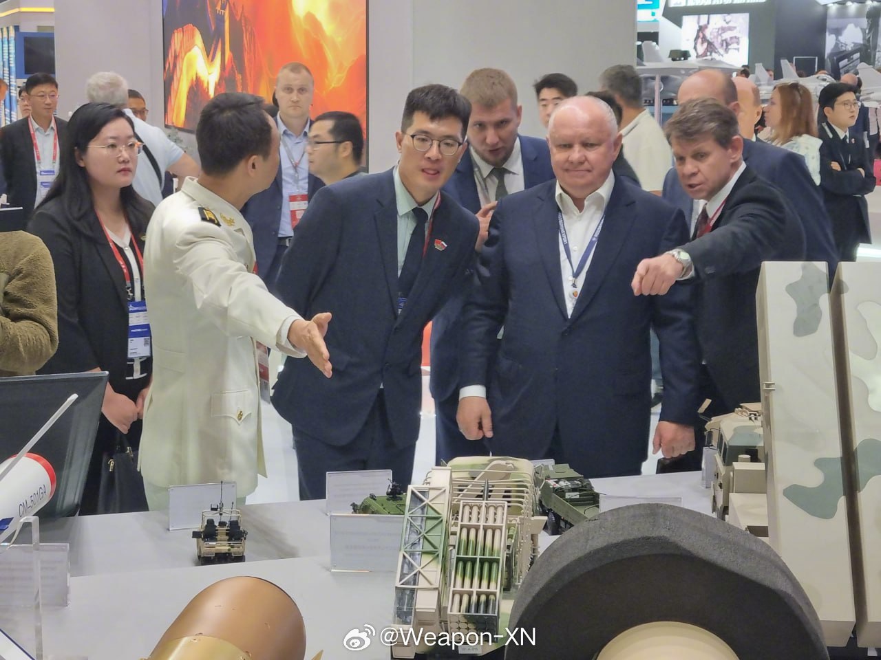 #兵器影像[超话]# 俄罗斯国防出口公司代表团参观军队-2024论坛的中国展商展