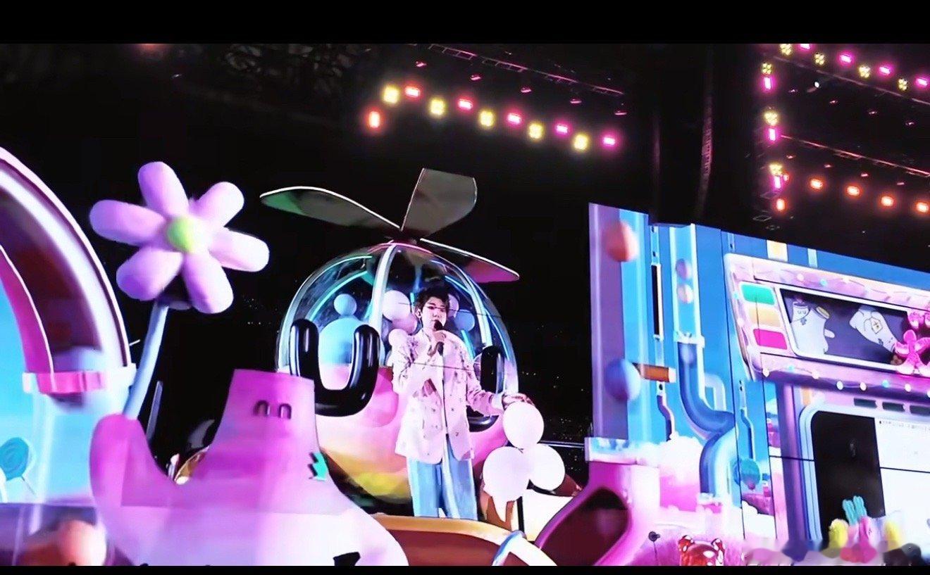 王源什么时候这么见外了 厦门演唱会抽奖环节的王源太会撩！提到下一站演唱会，他明明