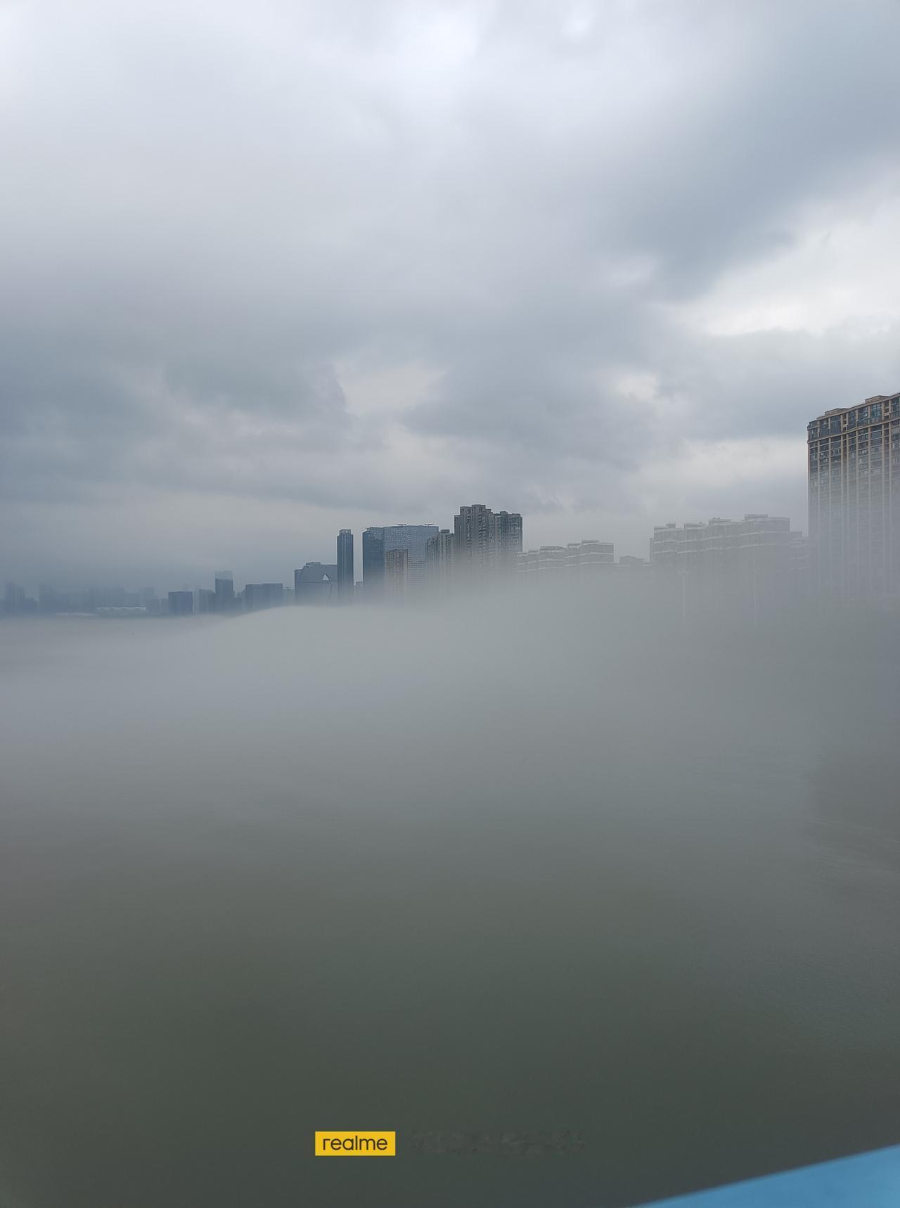 一幅"海市蜃楼"的场景在钱塘江江面生成。
2026年5月26日13.50时左右，