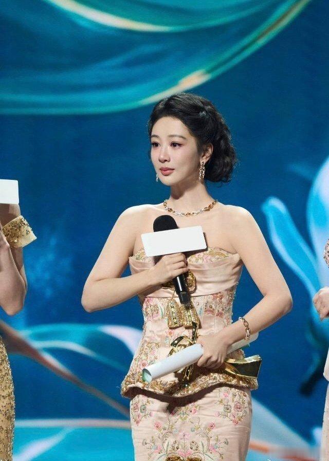 感恩所有认可与陪伴，不忘入行初心，沉下心打磨演技，持续带给大家惊喜杨紫白玉兰视后
