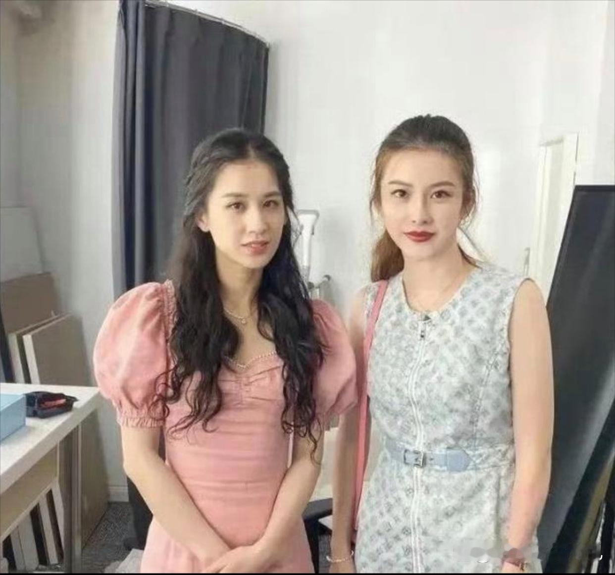 原来黄圣依真人长这样呐。 