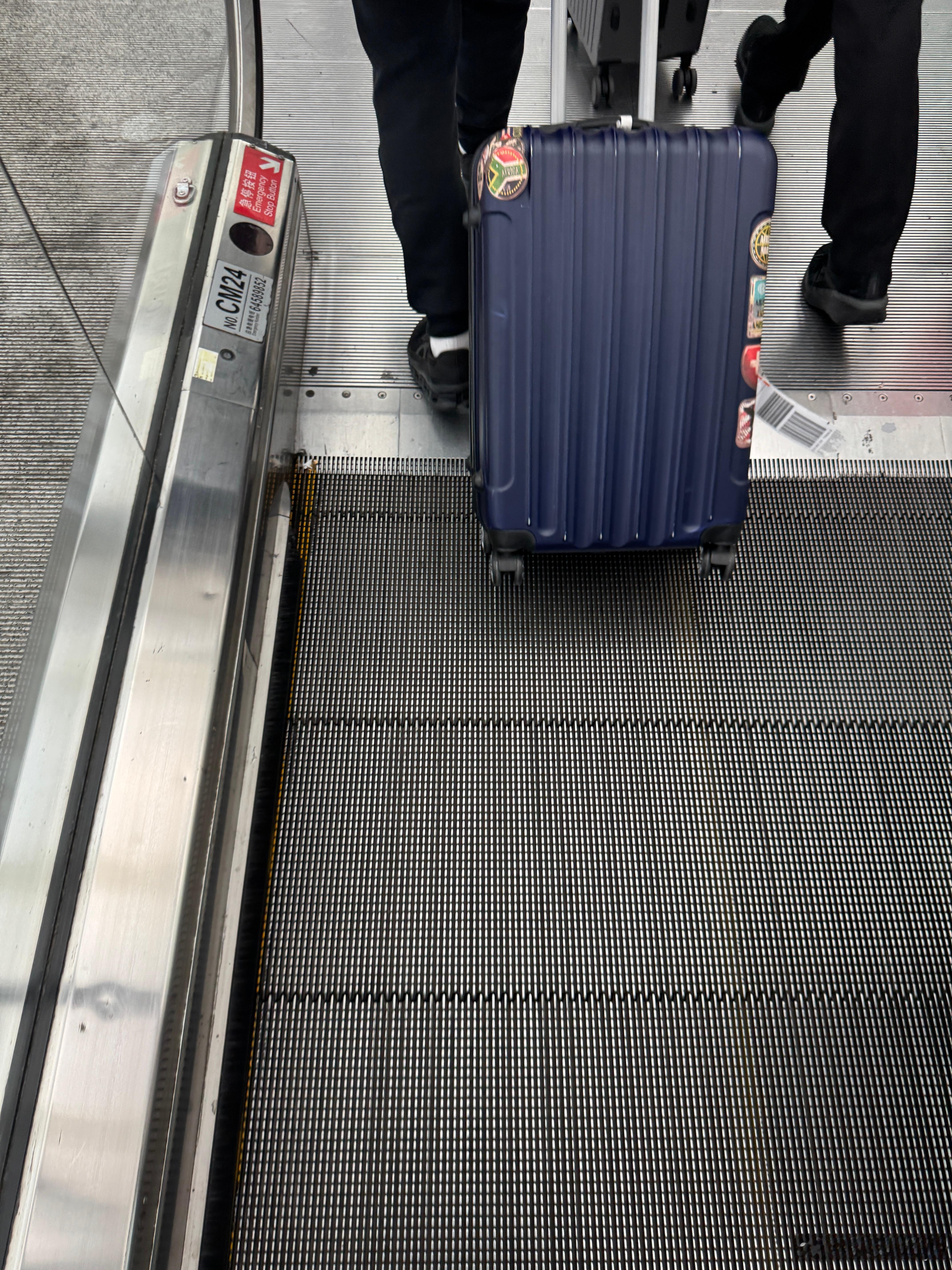 机场这种地上的平行扶梯，在没打开运行的时候，走路上下扶梯都会感觉被绊了一脚，但我